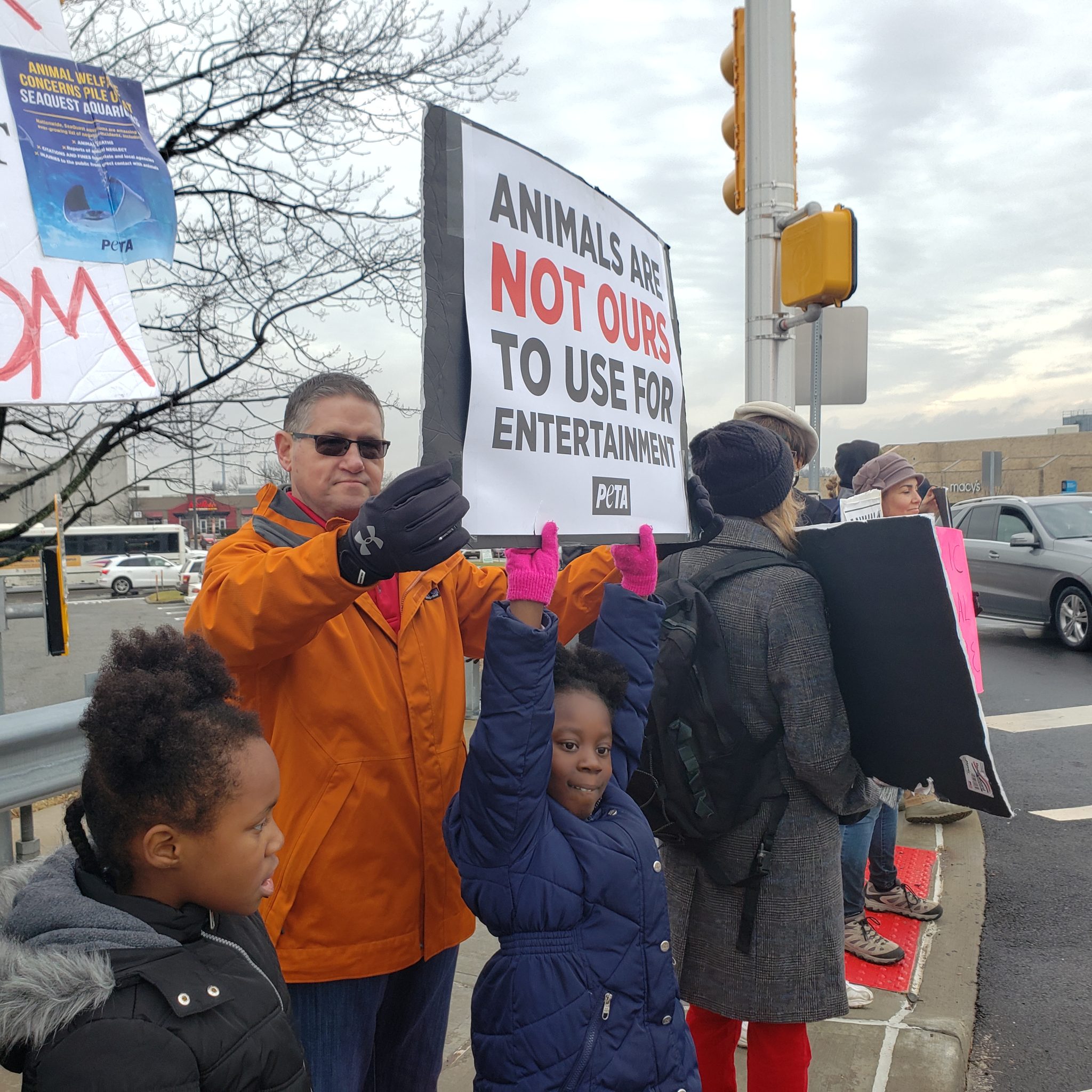 Multiple animal advocacy groups protest SeaQuest Woodbridge outside mall