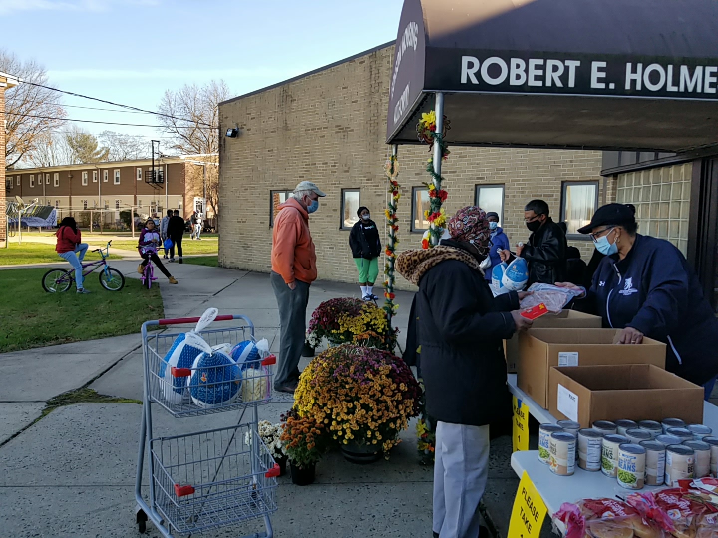 Edison Housing Authority provides low-income families with Thanksgiving meals