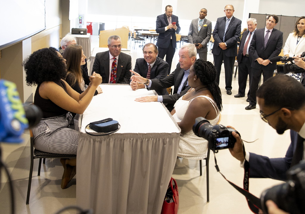 Governor visits Middlesex County College to discuss Community College Opportunity Grant