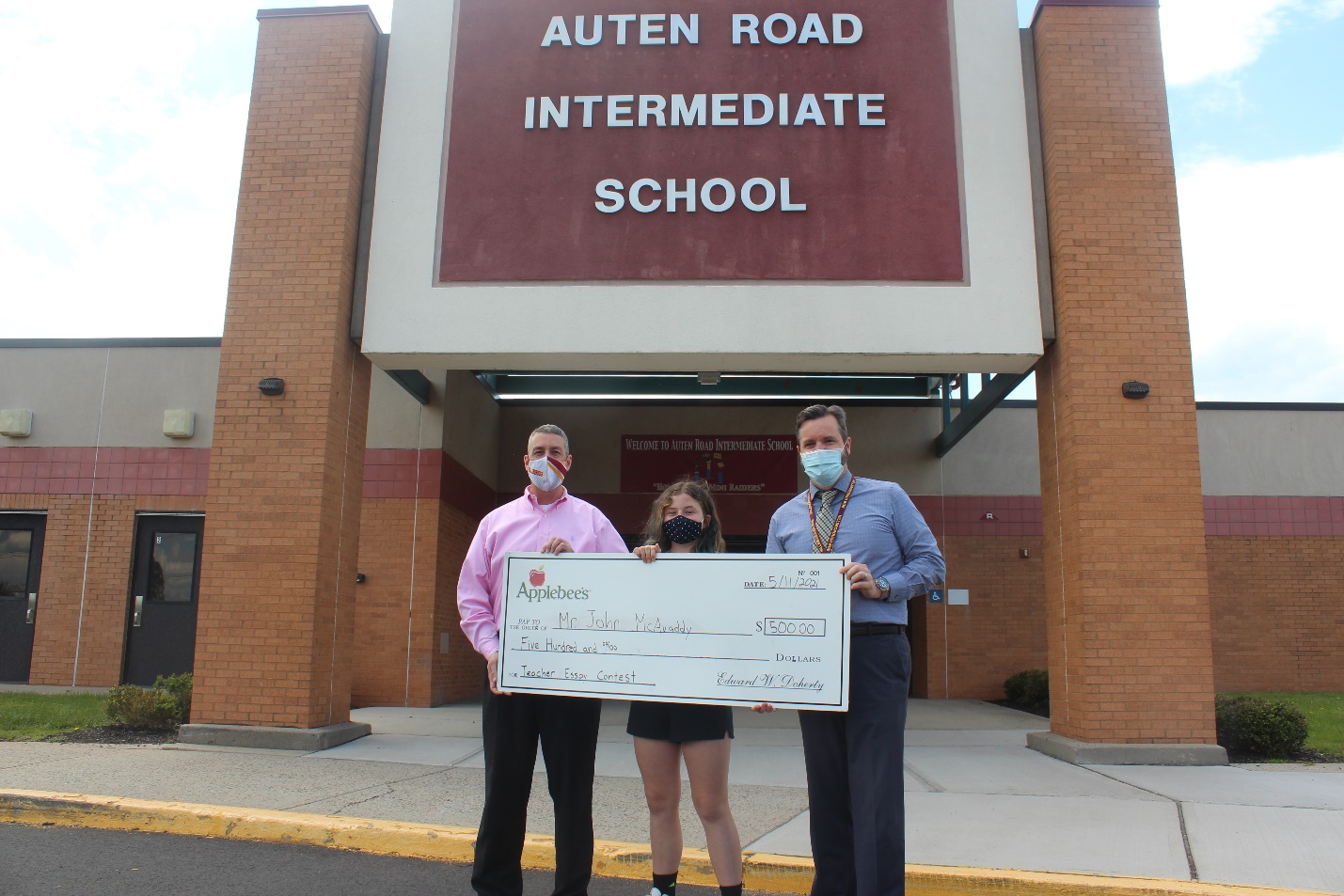 Auten Road teacher awarded sponsorship from Applebee’s