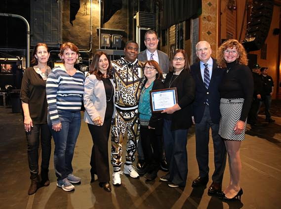 Comedian Tracy Morgan presents award to nurse from Woodbridge