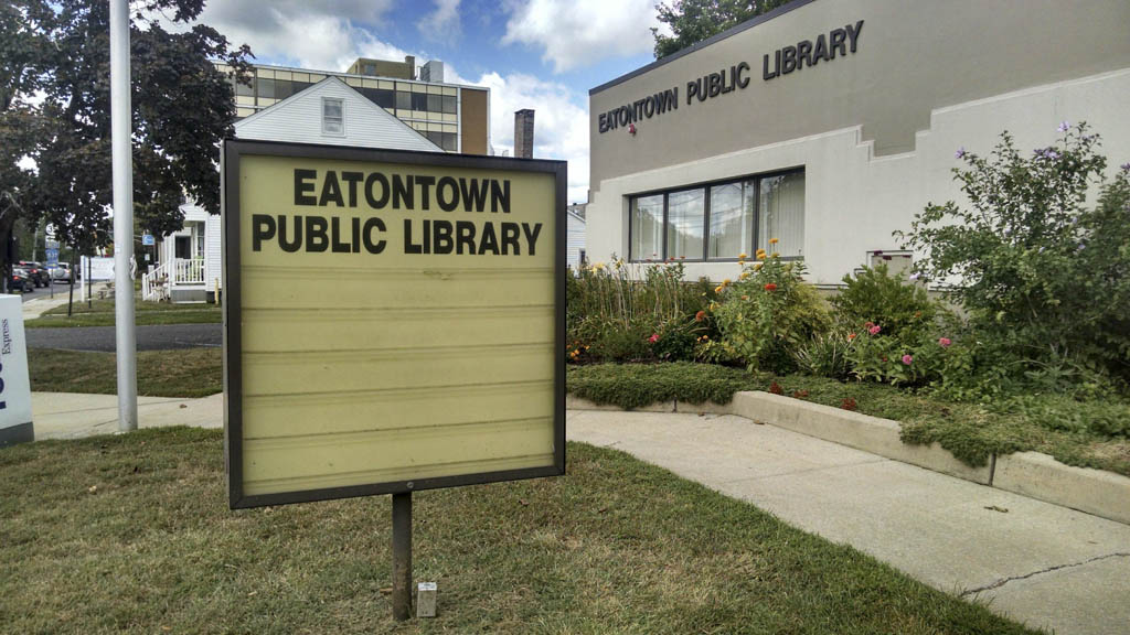 Eatontown library celebrates card sign-up month