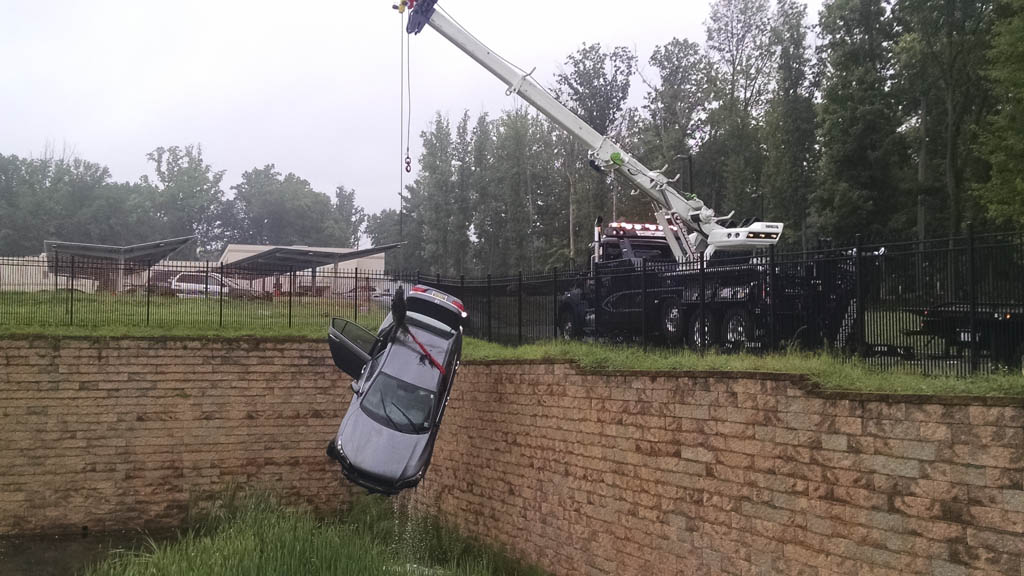 Fellow motorist helps woman whose car plunged into retention pond