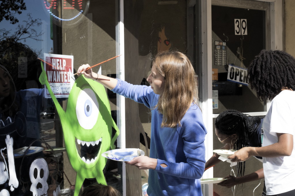 Students continue tradition of painting Halloween scenes on Freehold windows