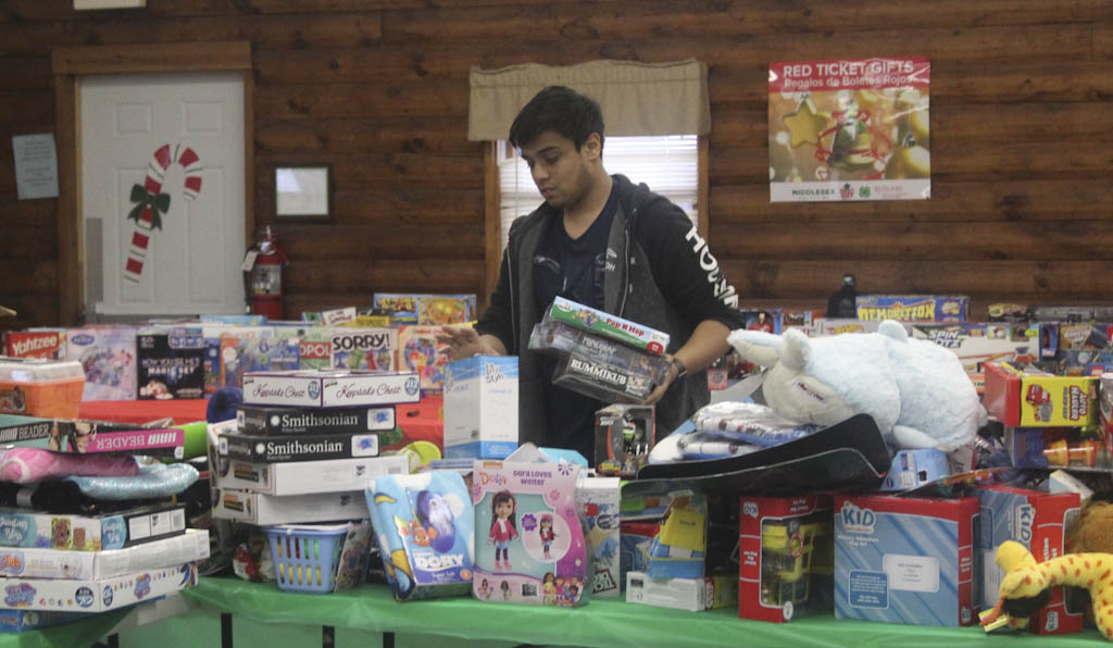 4-H youth members prep gifts for families in need this Christmas