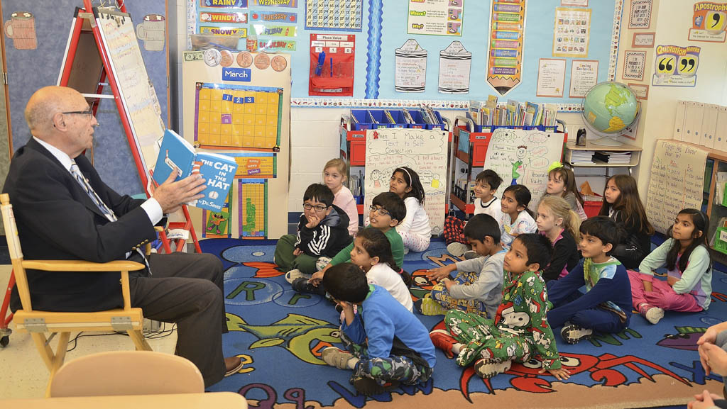 Monroe mayor celebrates love of reading with Oak Tree students