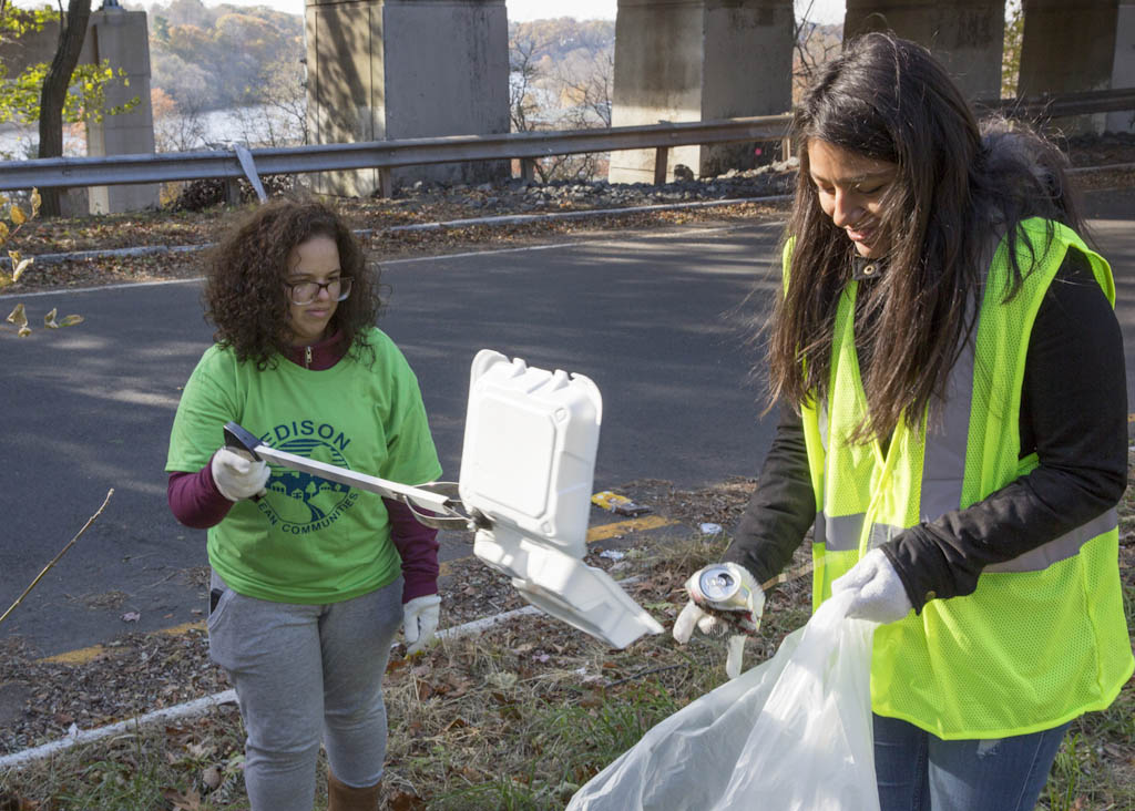 MCC students participate in community cleanup project