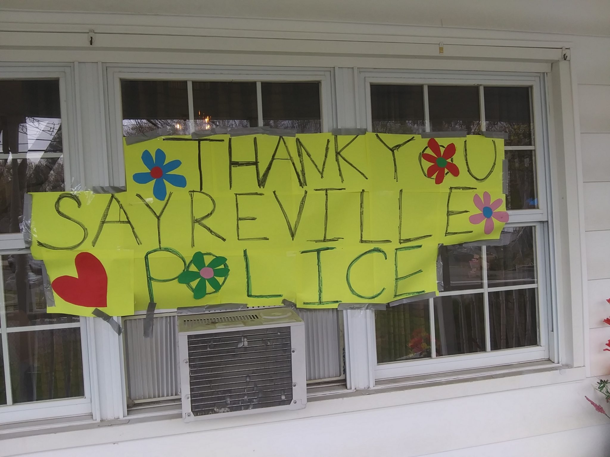 Parlin resident thanks police officers with sign in front window