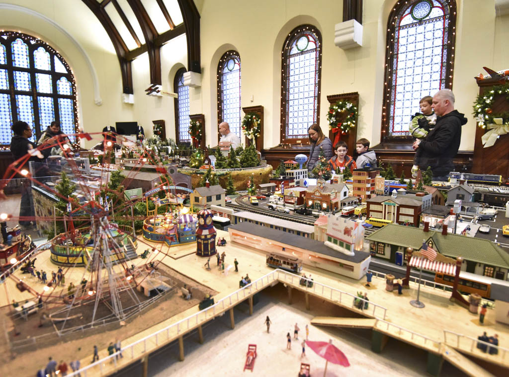 Bad days continue as new COVID-19 cases remain high, Barron Arts Holiday Train Show runs through Dec. 30